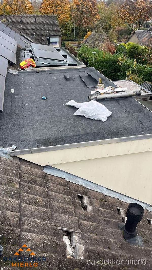 Beschadigde dakbedekking op plat dak voor reparatie in Mierlo Beschadigde dakbedekking op plat dak voor reparatie in Mierlo