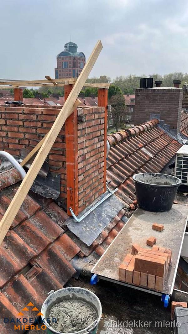 Schoorsteen renovatie met metselwerk op schuin dak in Mierlo