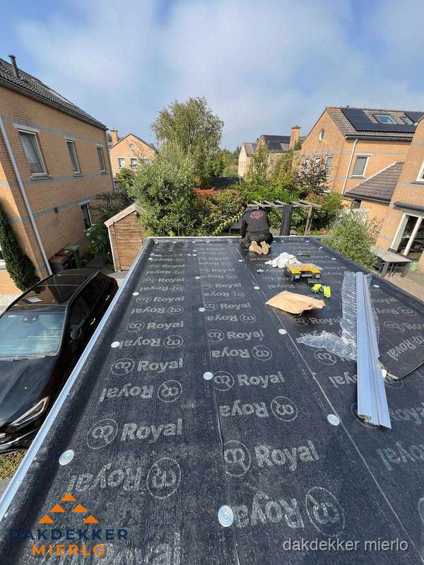 Nieuwe Royal bitumen dakbedekking op plat dak van aanbouw in Mierlo