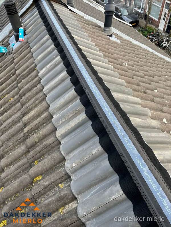 Nokvorst met Monier ventilatie op schuin pannendak in Mierlo