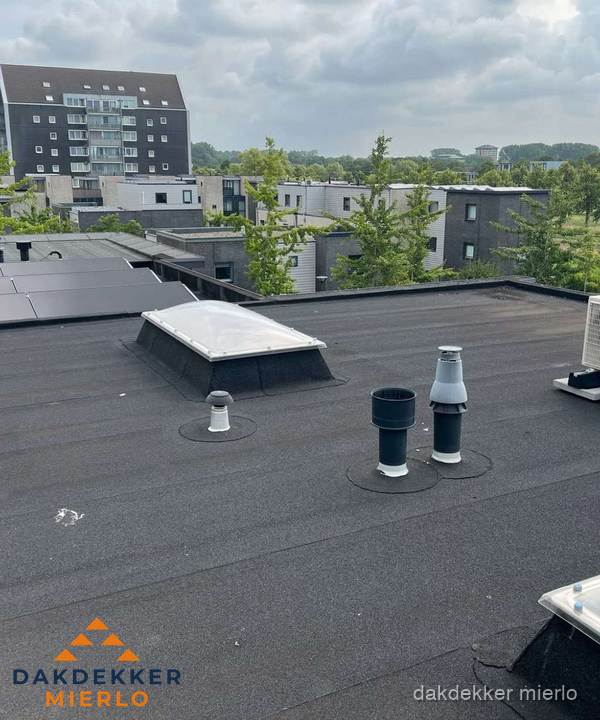 Groot plat dak met lichtkoepel en dakdoorvoeren in Mierlo Groot plat dak met lichtkoepel en dakdoorvoeren in Mierlo