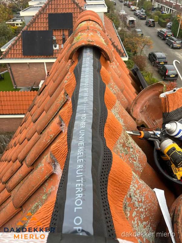 Dakdekker vervangt nokvorst met ruiterrol op pannendak in Mierlo Dakdekker vervangt nokvorst met ruiterrol op pannendak in Mierlo