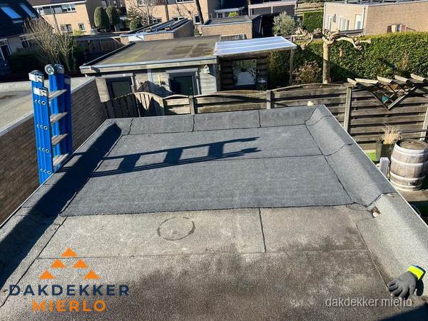 Dakdekker bij bitumen plat dak renovatie in Mierlo