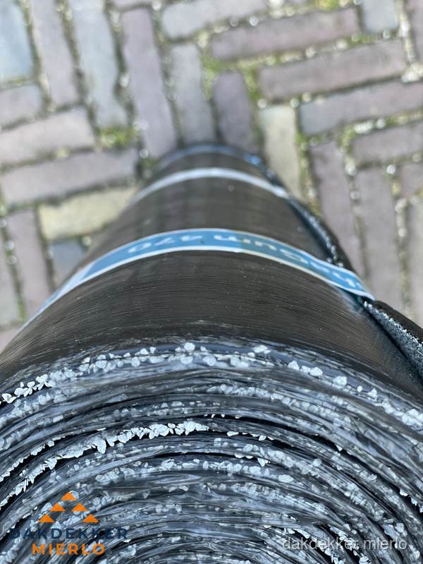 Rol bitumen dakleer met leislag voor plat dak in Mierlo Rol bitumen dakleer met leislag voor plat dak in Mierlo