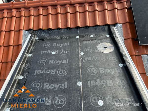 Nieuw dak met dakpannen en Royal onderlaag bij woning in Mierlo