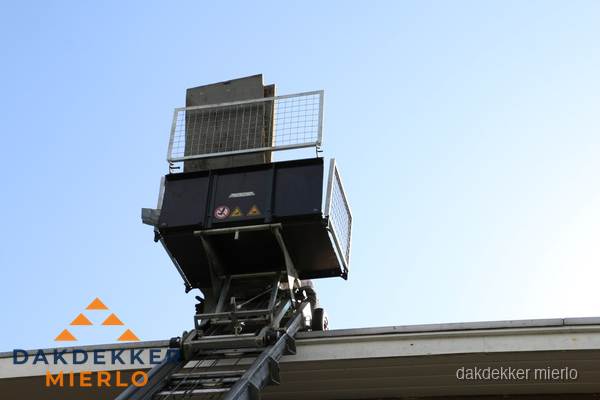 Dakdekkerslift voor materiaal transport bij dakwerkzaamheden in Mierlo Dakdekkerslift voor materiaal transport bij dakwerkzaamheden in Mierlo