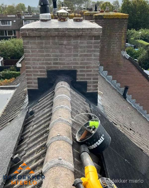Schoorsteen met loodaansluiting en nokvorst op pannendak in Mierlo Schoorsteen met loodaansluiting en nokvorst op pannendak in Mierlo