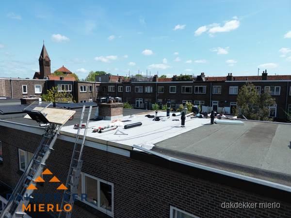 Dakdekkers aan het werk op plat dak in Mierlo