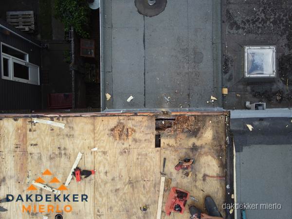 Dakschade en renovatie plat dak vanuit de lucht in Mierlo