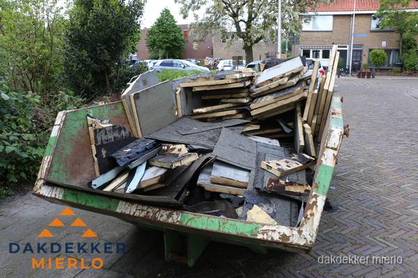 Puincontainer met oud dakmateriaal na dakrenovatie in Mierlo Puincontainer met oud dakmateriaal na dakrenovatie in Mierlo