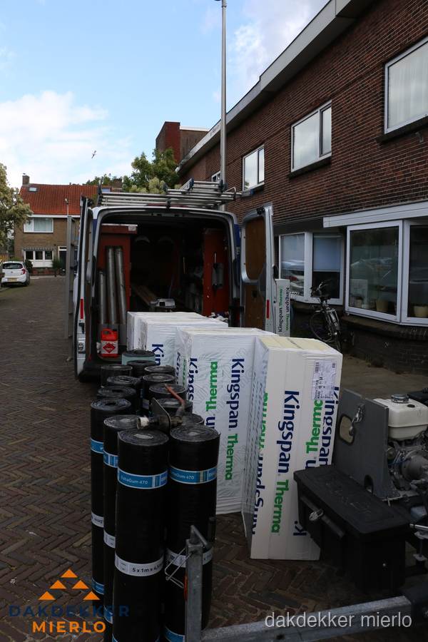 Levering van Kingspan isolatieplaten en bitumenrollen voor dakproject in Mierlo