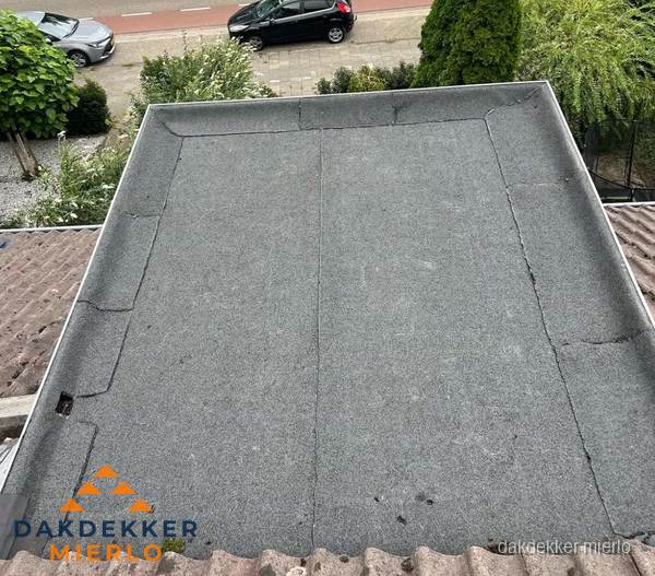 Nieuw aangebrachte bitumen dakbedekking op plat dak in Mierlo