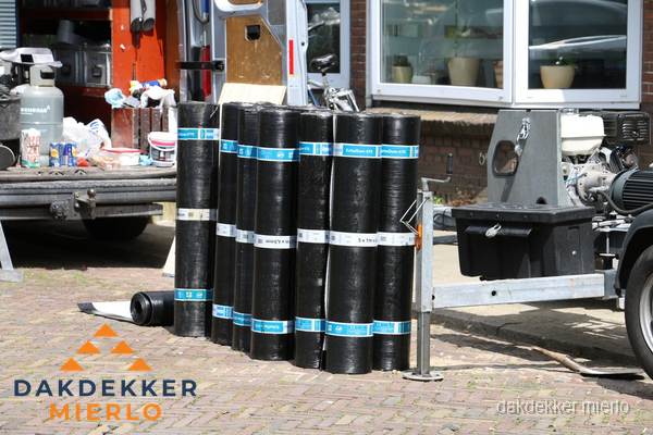 Rollen bitumen dakbedekking klaar voor daklekkage reparatie in Mierlo Rollen bitumen dakbedekking klaar voor daklekkage reparatie in Mierlo