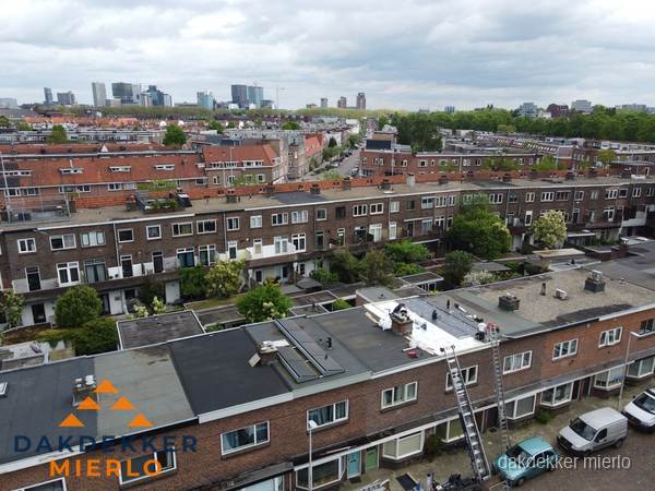 Spoed dakdekker aan het werk op plat dak in woonwijk Mierlo