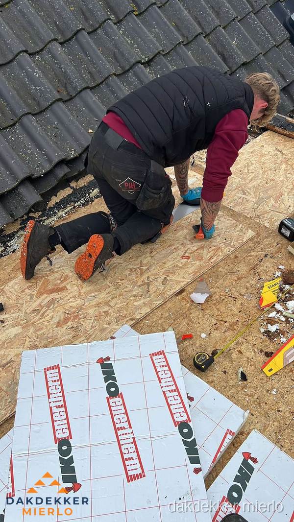 Dakdekker plaatst PIR-isolatieplaten op plat dak in Mierlo