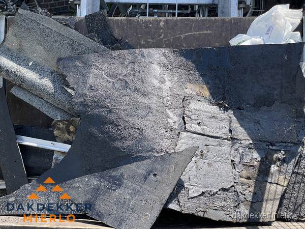Kosten dakrenovatie: afvoer oud dakmateriaal in Mierlo