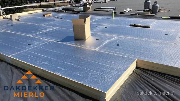 PIR isolatieplaten worden gelegd op plat dak voor dakisolatie in Mierlo