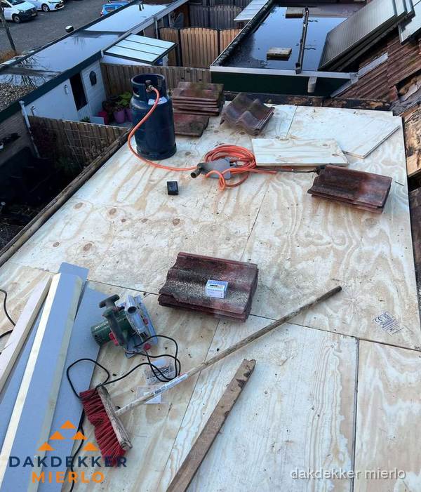Dakreparatie werkzaamheden op plat dak met gereedschap in Mierlo Dakreparatie werkzaamheden op plat dak met gereedschap in Mierlo