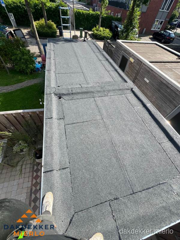 Bitumen plat dak rijtjeswoning vanuit dakdekker perspectief in Mierlo