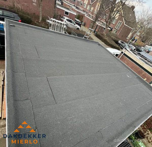 Nieuwe bitumen dakbedekking op plat dak van garage in Mierlo