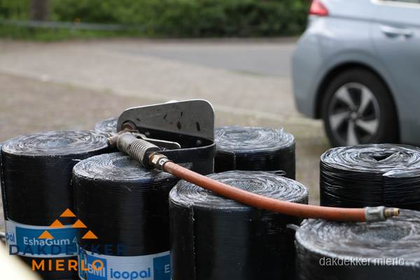 Rollen bitumen dakbedekking EshaGum klaar voor installatie in Mierlo