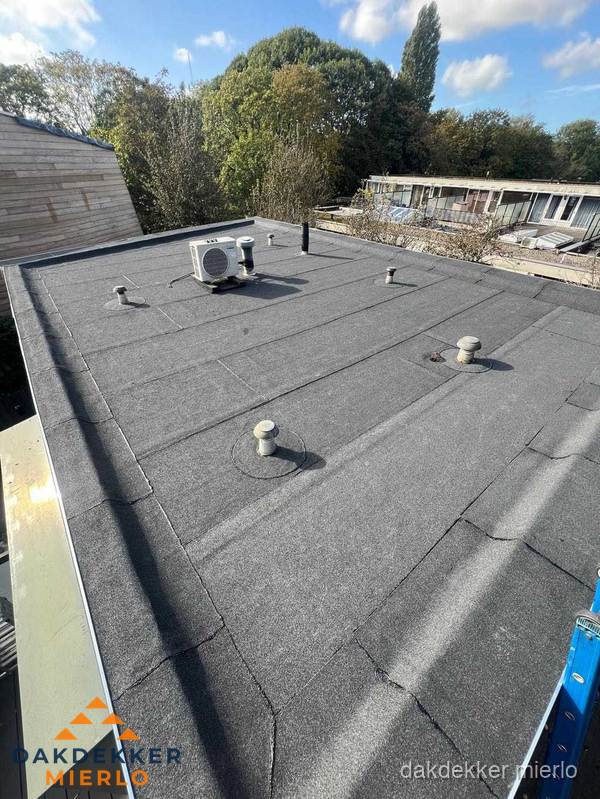 Kosten dakdekker: afgewerkt plat bedrijfsdak met bitumen in Mierlo Kosten dakdekker: afgewerkt plat bedrijfsdak met bitumen in Mierlo