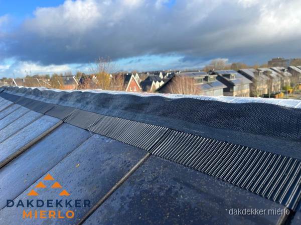 Dakisolatie bij de nok met ventilatieprofiel op schuin dak in Mierlo Dakisolatie bij de nok met ventilatieprofiel op schuin dak in Mierlo