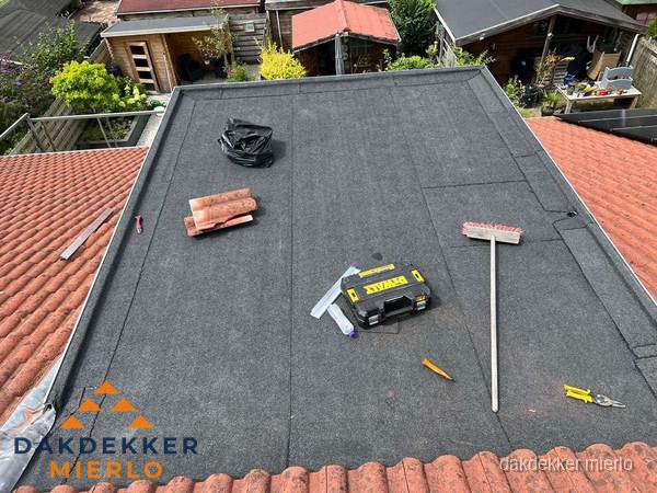 Gereedschap op nieuw plat dak na renovatie in Mierlo