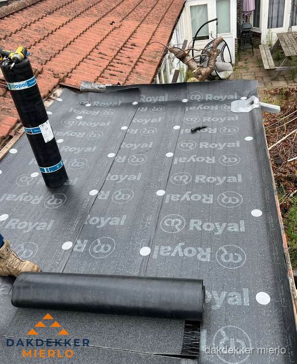 Bitumen dakbedekking leggen op plat dak aanbouw in Mierlo Bitumen dakbedekking leggen op plat dak aanbouw in Mierlo