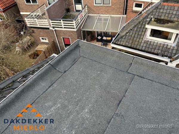 Overzicht plat dak met dakgoot in woonwijk Mierlo Overzicht plat dak met dakgoot in woonwijk Mierlo