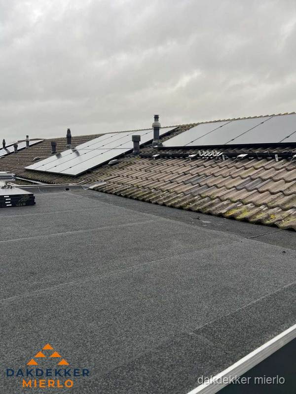 Bitumen dakbedekking op plat dak met aansluitend pannendak en zonnepanelen in Mierlo Bitumen dakbedekking op plat dak met aansluitend pannendak en zonnepanelen in Mierlo