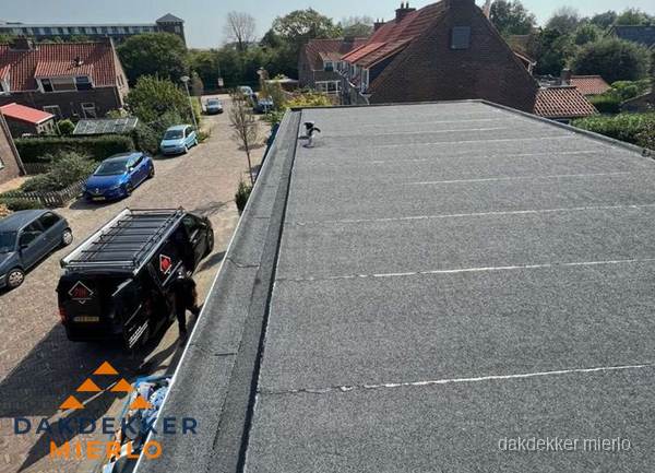 Nieuw bitumen plat dak met uitzicht over woonwijk in Mierlo