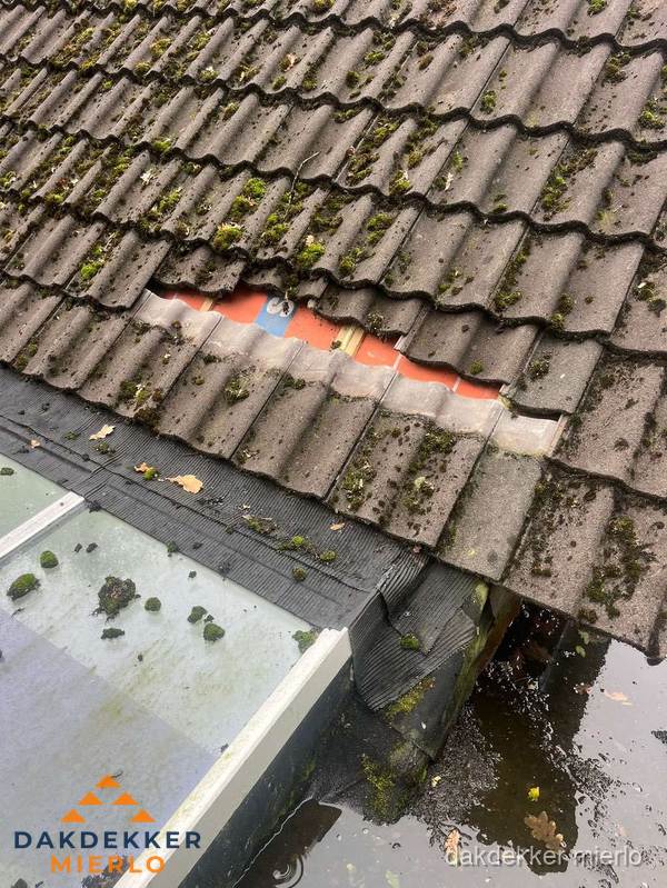 Beschadigd pannendak met ontbrekende dakpannen voor reparatie in Mierlo