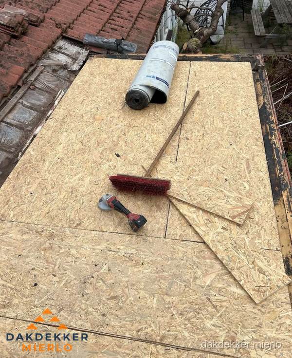 Plat dak vervangen met nieuwe OSB-ondergrond en bitumenrol in Mierlo Plat dak vervangen met nieuwe OSB-ondergrond en bitumenrol in Mierlo