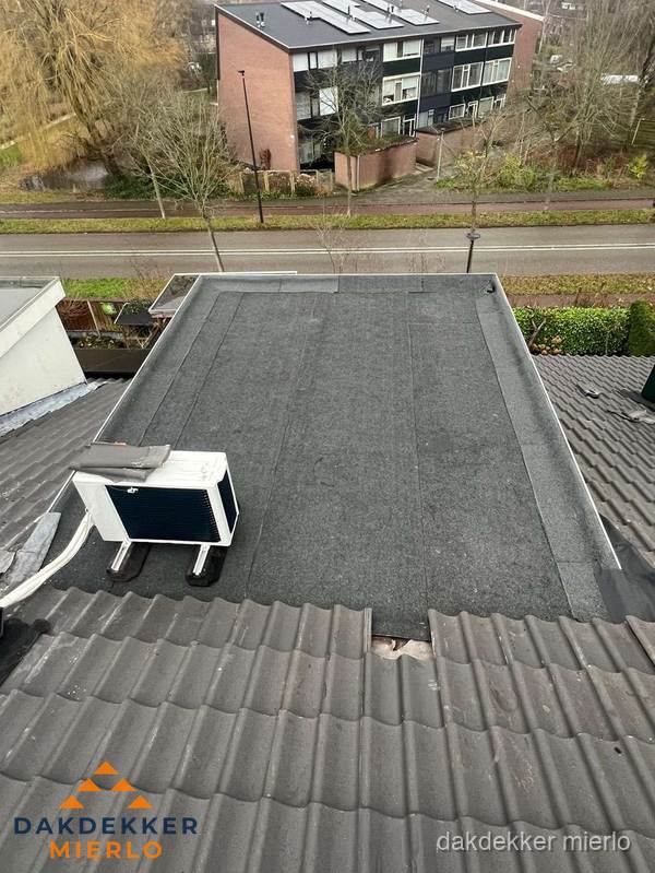 Plat dak inspectie met bitumen bedekking naast schuin pannendak in Mierlo Plat dak inspectie met bitumen bedekking naast schuin pannendak in Mierlo