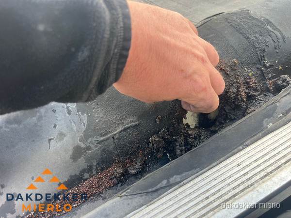Schade aan bitumen dakbedekking op plat dak in Mierlo Schade aan bitumen dakbedekking op plat dak in Mierlo