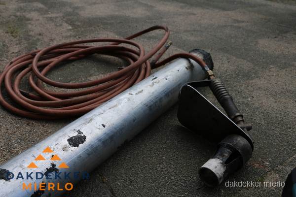 Dakdekker gasbrander en gereedschap voor spoedklus in Mierlo