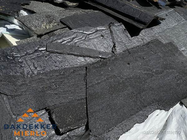 Verwijderd oud bitumen dakleer klaar voor vervanging in Mierlo Verwijderd oud bitumen dakleer klaar voor vervanging in Mierlo