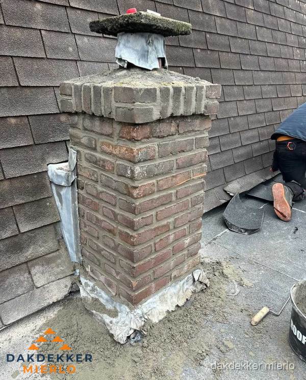 Schoorsteen reparatie met lood en voegwerk op leien dak in Mierlo Schoorsteen reparatie met lood en voegwerk op leien dak in Mierlo
