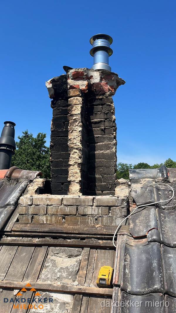 Beschadigde schoorsteen met nieuwe rookgasafvoer op oud dak in Mierlo