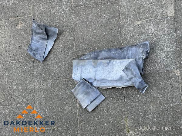 Oude verwijderde loodslabben na vervanging in Mierlo
