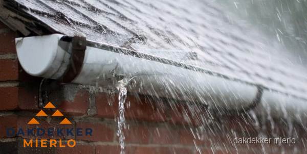 Lekkende dakgoot tijdens regenval in Mierlo