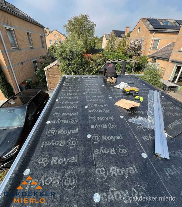 Dakdekker aan het werk op plat dak renovatie in Mierlo Dakdekker aan het werk op plat dak renovatie in Mierlo