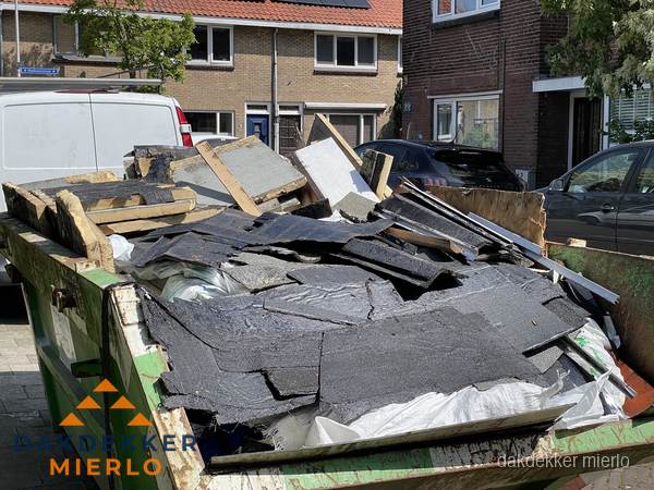 Afvalcontainer met gesloopt dakmateriaal tijdens dakkapel renovatie in Mierlo Afvalcontainer met gesloopt dakmateriaal tijdens dakkapel renovatie in Mierlo
