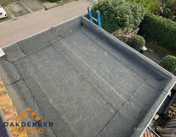 Gerenoveerd plat dak met nieuwe bitumen dakbedekking in Mierlo