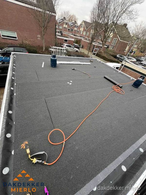 Afgewerkte dakrenovatie met bitumen op plat dak in Mierlo
