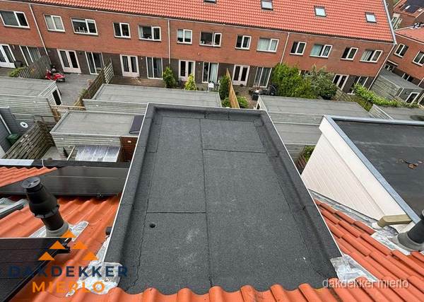 Plat dak met bitumen bedekking naast dakkapel in Mierlo