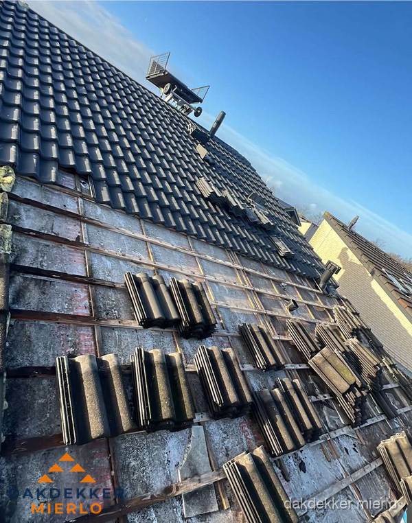 Schuin dak renovatie met nieuwe dakpannen in Mierlo