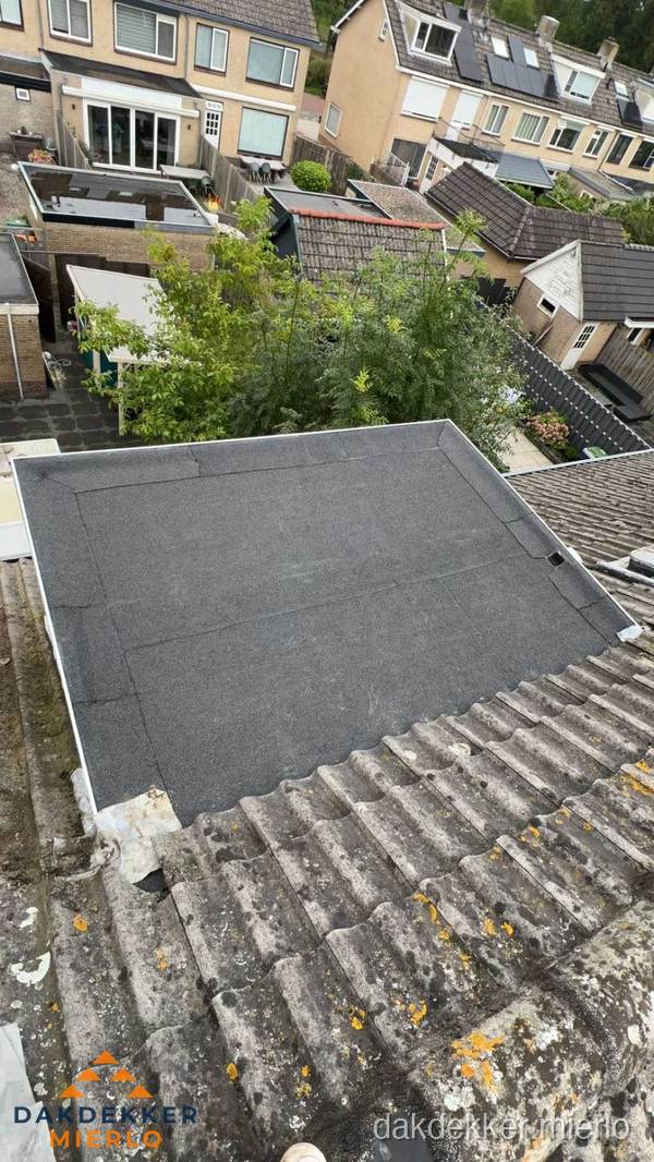 Plat dak aanbouw met bitumen dakbedekking in woonwijk Mierlo
