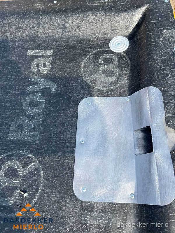 Dakgoot aansluiting op bitumen dak in Mierlo Dakgoot aansluiting op bitumen dak in Mierlo